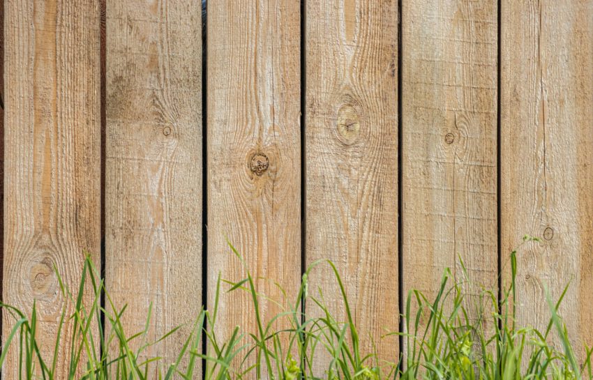 Maatwerk houten schuttingen en de invloed op tuinbeleving