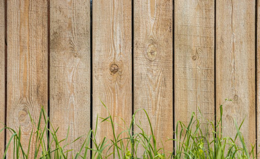 Maatwerk houten schuttingen en de invloed op tuinbeleving